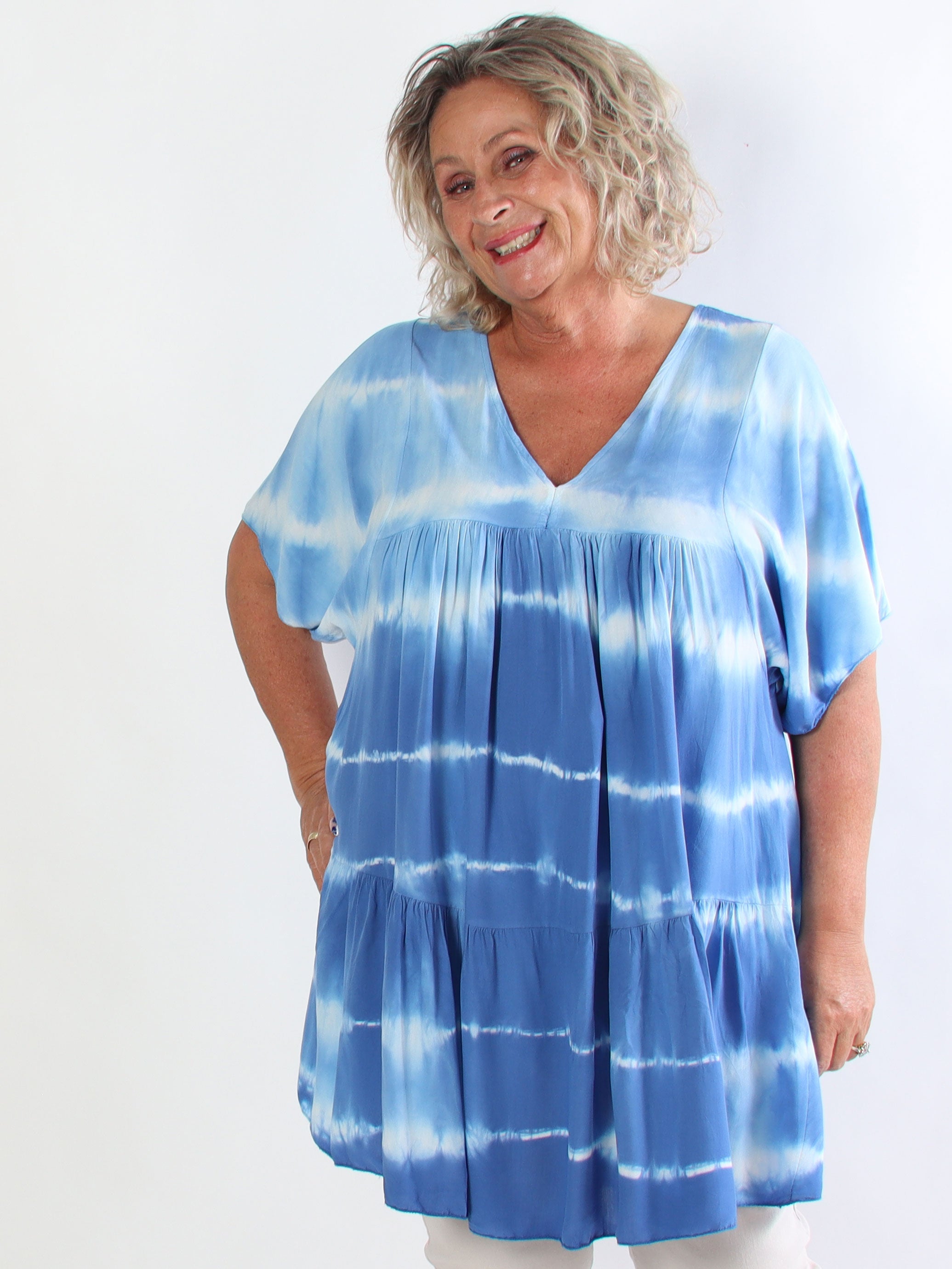 Safira Short - Let og luftig plus size tunika i bomuld med batikfarvet mønster